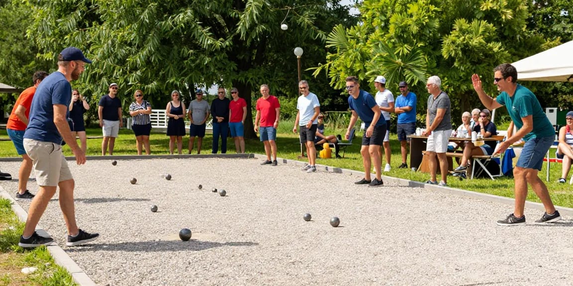 Aktivitas olahraga petanque di fopikotabanjarba.org, pemain bersaing dengan semangat, bola petanque, suasana meriah.
